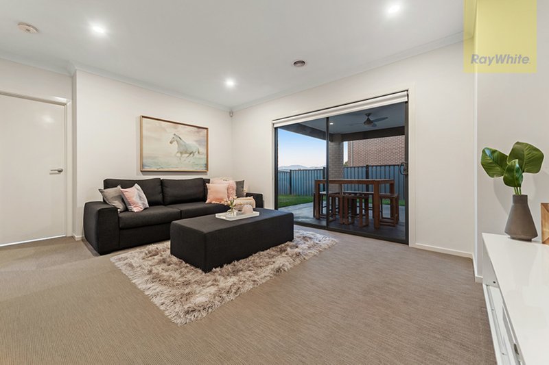 Photo - 18 Baronial Way, Craigieburn VIC 3064 - Image 12