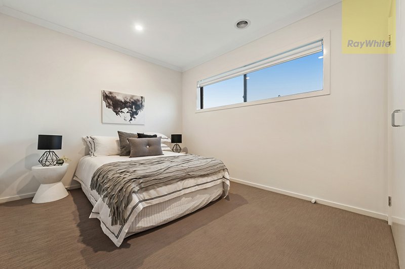 Photo - 18 Baronial Way, Craigieburn VIC 3064 - Image 16