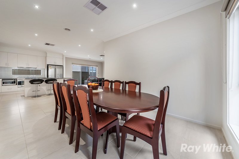 Photo - 18 Barrington Circuit, Caroline Springs VIC 3023 - Image 6