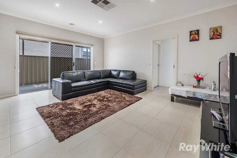 Photo - 18 Barrington Circuit, Caroline Springs VIC 3023 - Image 7