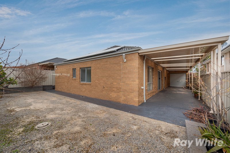 Photo - 18 Barrington Circuit, Caroline Springs VIC 3023 - Image 12