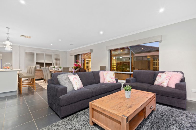 Photo - 18 Basken Drive, South Morang VIC 3752 - Image 5