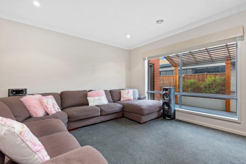 Photo - 18 Basken Drive, South Morang VIC 3752 - Image 6