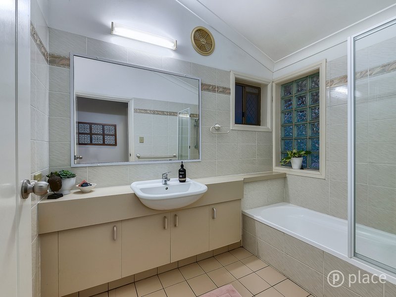 Photo - 18 Bellhurst Outlook, Tarragindi QLD 4121 - Image 15