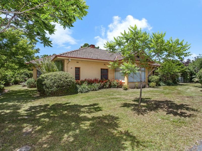 Photo - 18 Belmore Gardens, Barton ACT 2600 - Image 2