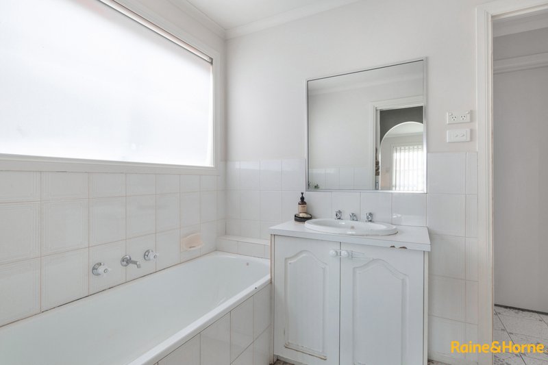 Photo - 18 Billungah Place, Burnside VIC 3023 - Image 9