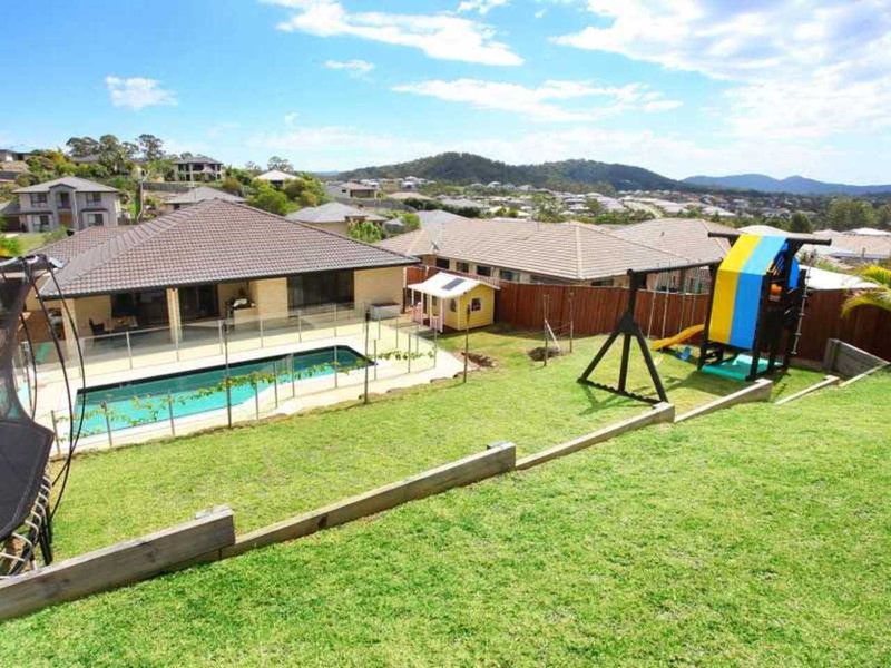 Photo - 18 Bimberi Row, Pacific Pines QLD 4211 - Image 8