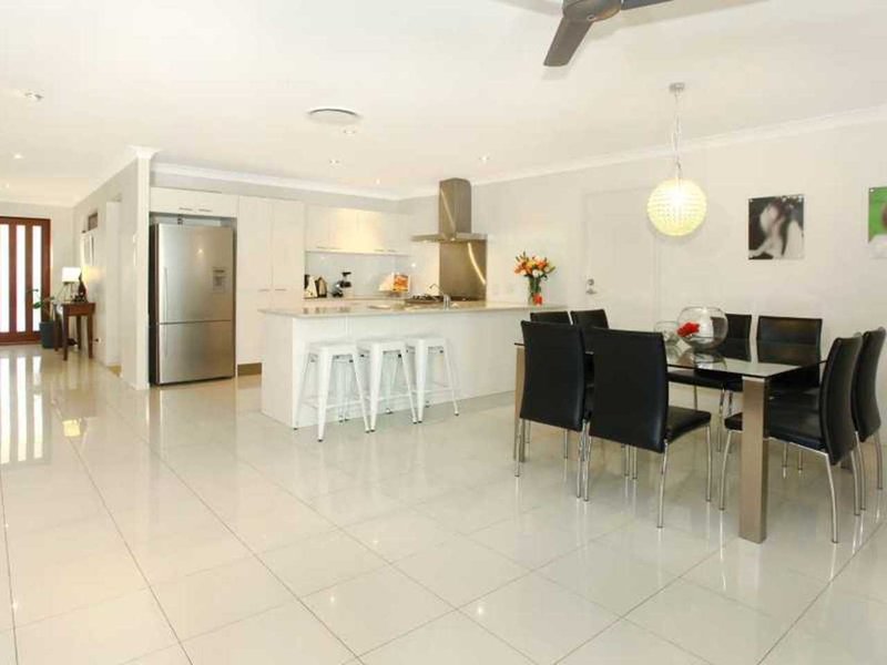 Photo - 18 Bimberi Row, Pacific Pines QLD 4211 - Image 10