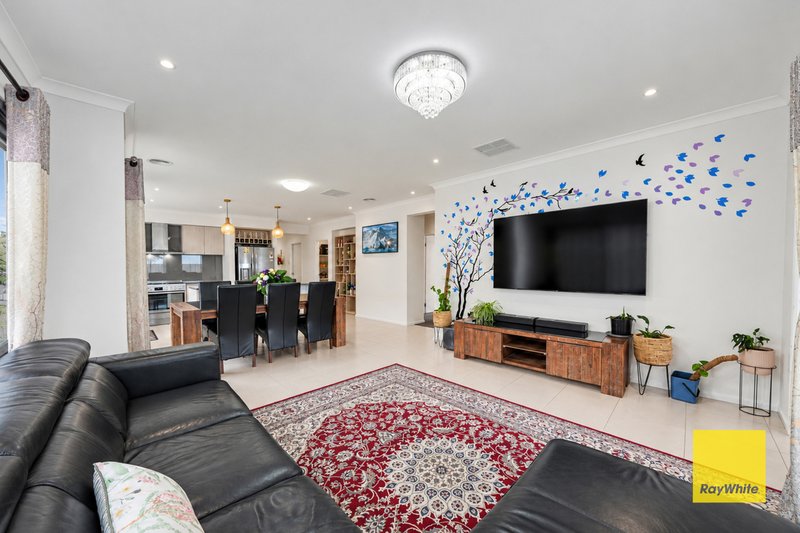 Photo - 18 Blazon Drive, Tarneit VIC 3029 - Image 10