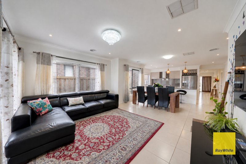 Photo - 18 Blazon Drive, Tarneit VIC 3029 - Image 13