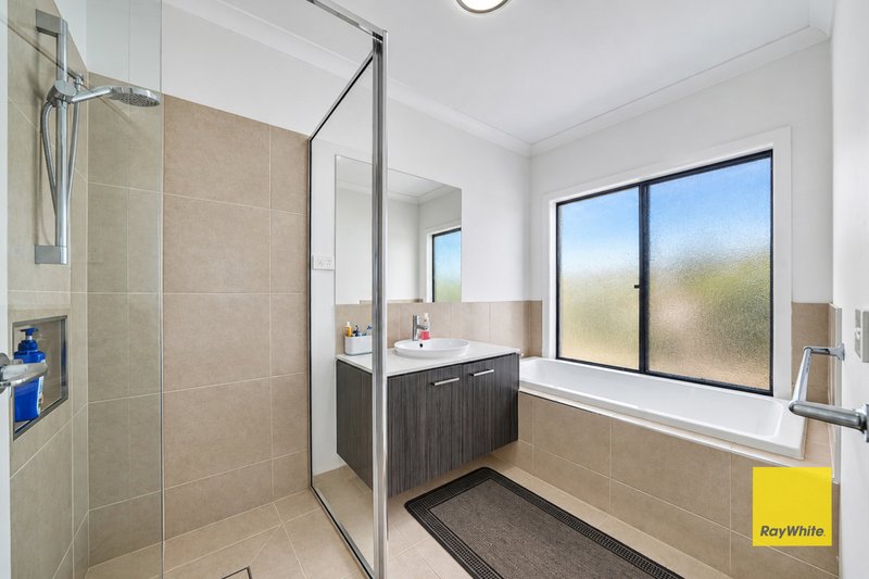Photo - 18 Blazon Drive, Tarneit VIC 3029 - Image 18