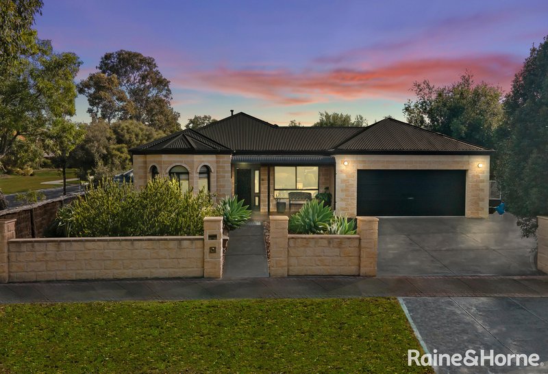 18 Blenheim Way, Caroline Springs VIC 3023