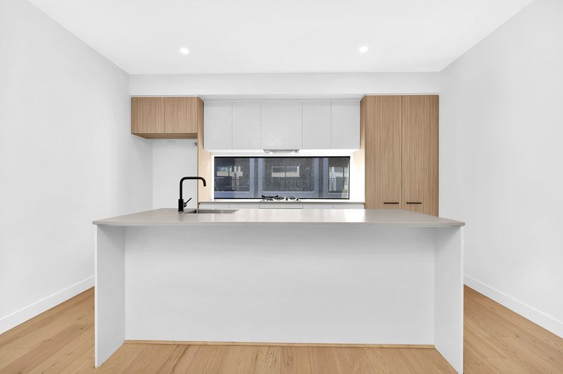 Photo - 18 Bocconcini Walk, Mill Park VIC 3082 - Image 2