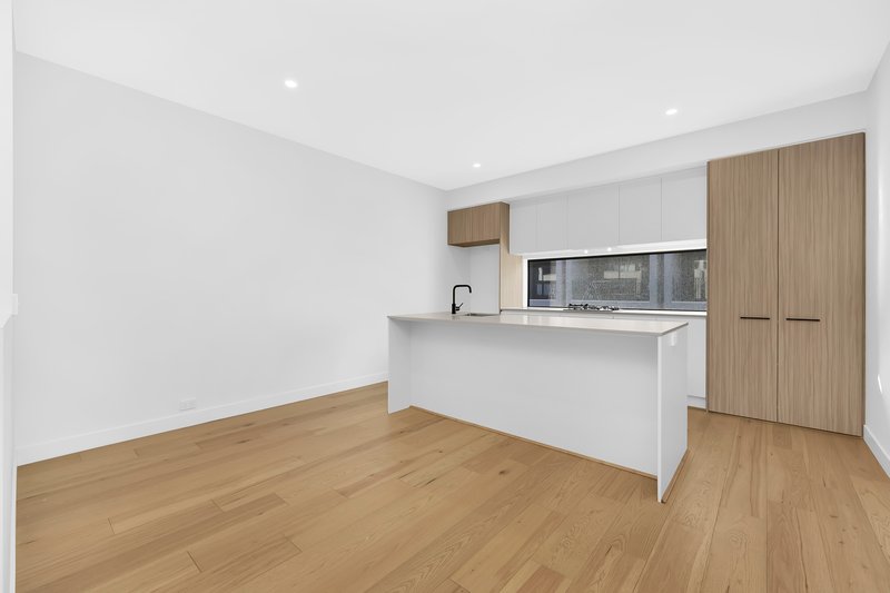 Photo - 18 Bocconcini Walk, Mill Park VIC 3082 - Image 3