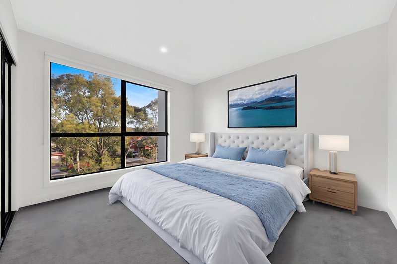 Photo - 18 Bocconcini Walk, Mill Park VIC 3082 - Image 7