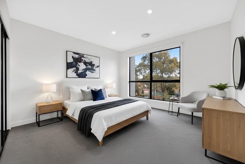 Photo - 18 Bocconcini Walk, Mill Park VIC 3082 - Image 8