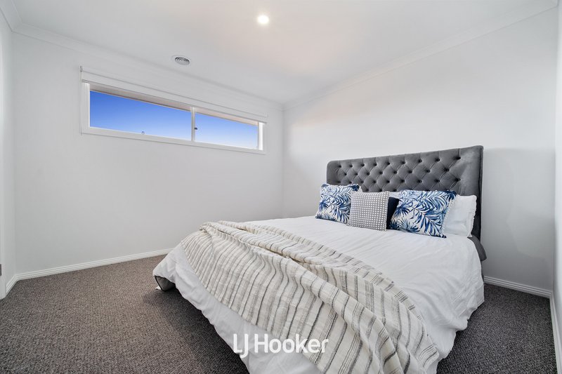 Photo - 18 Bolshoi Boulevard, Clyde North VIC 3978 - Image 20