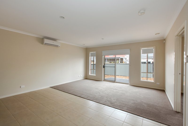 Photo - 18 Bottlebrush Road, Craigieburn VIC 3064 - Image 2