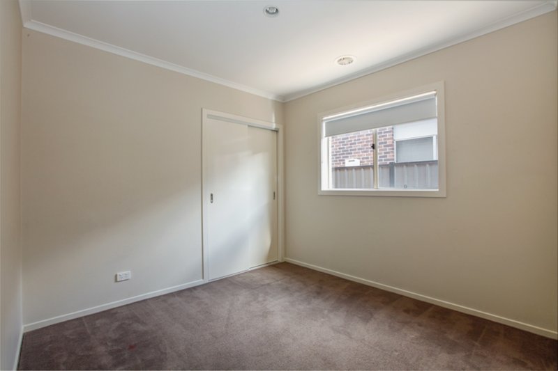 Photo - 18 Bottlebrush Road, Craigieburn VIC 3064 - Image 9