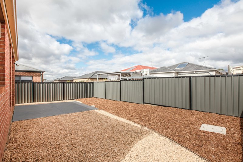 Photo - 18 Bottlebrush Road, Craigieburn VIC 3064 - Image 12