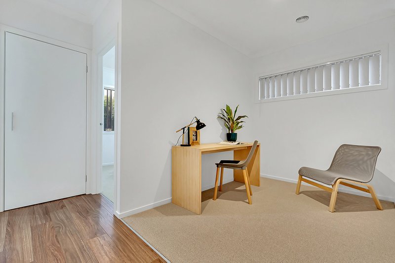 Photo - 18 Bridgehaven Drive, Craigieburn VIC 3064 - Image 16