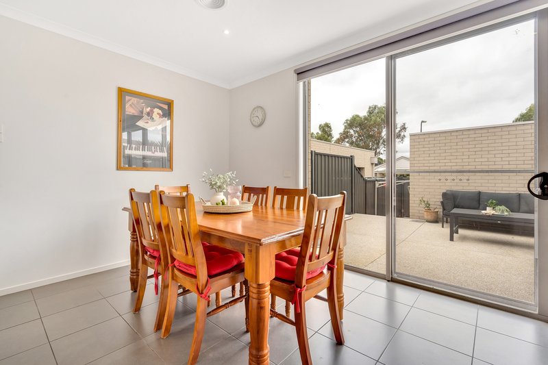 Photo - 18 Brookfield Boulevard, Craigieburn VIC 3064 - Image 4