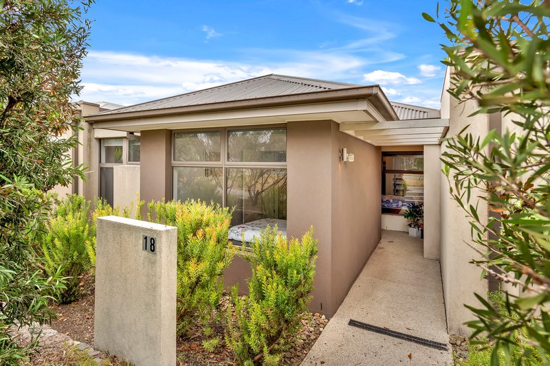 Photo - 18 Brookfield Boulevard, Craigieburn VIC 3064 - Image 14