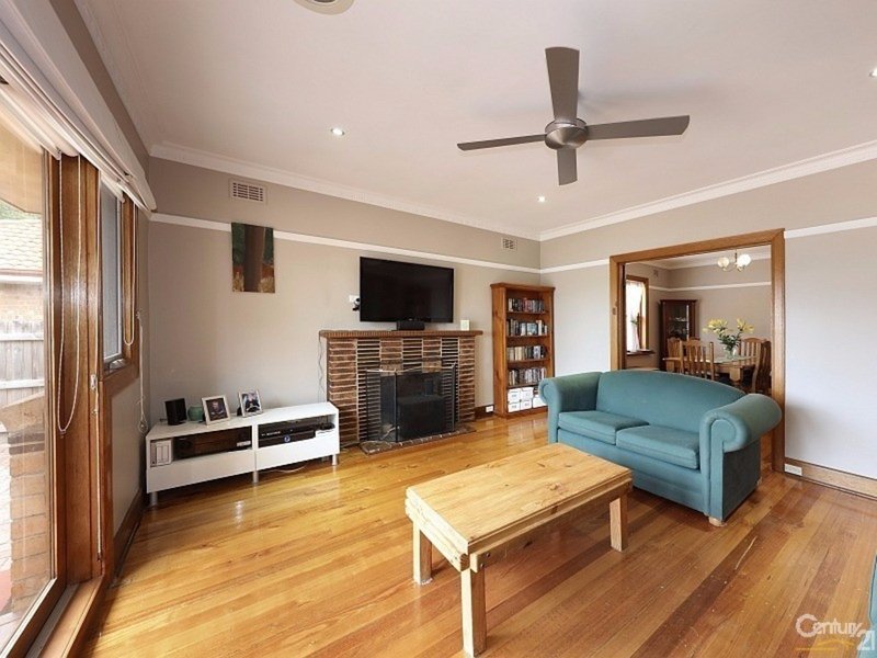 Photo - 18 Brooks Street, Bentleigh East VIC 3165 - Image 2