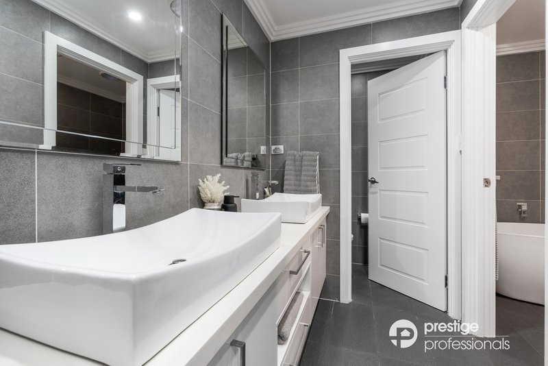 Photo - 18 Brownlow Court, Wattle Grove NSW 2173 - Image 11