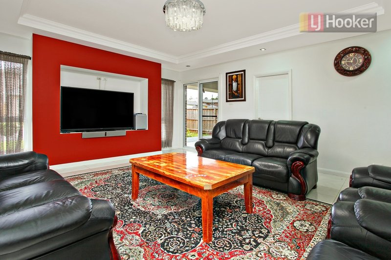 Photo - 18 Burringoa Crescent, Colebee NSW 2761 - Image 4