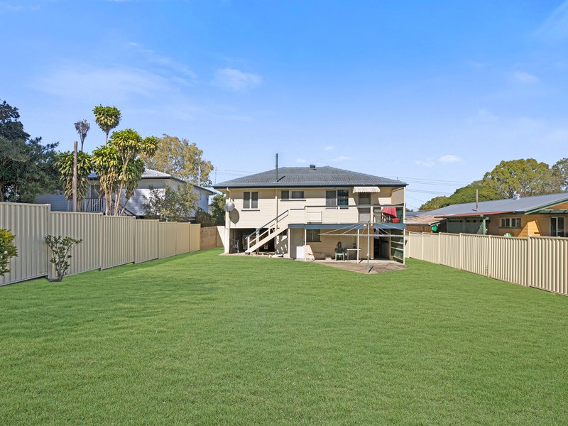 Photo - 18 Cabanda Street, Wynnum West QLD 4178 - Image 3