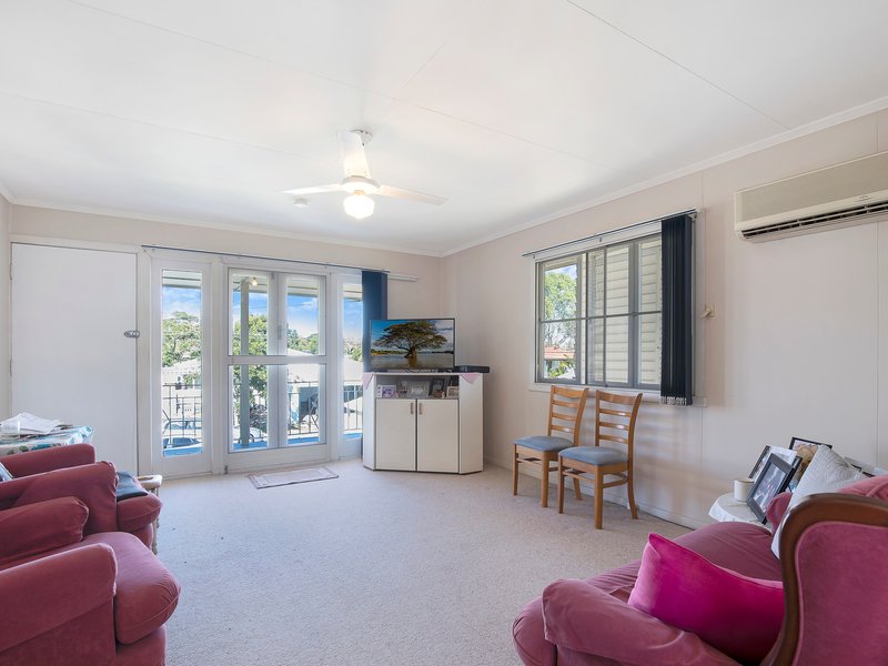 Photo - 18 Cabanda Street, Wynnum West QLD 4178 - Image 4