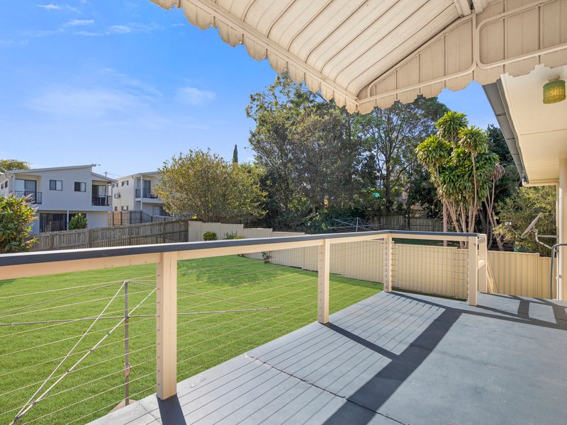 Photo - 18 Cabanda Street, Wynnum West QLD 4178 - Image 9