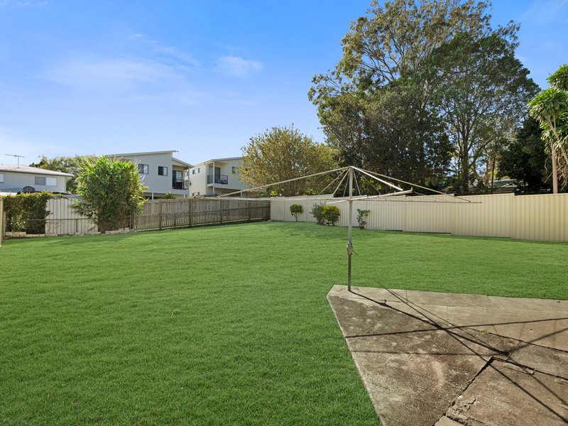 Photo - 18 Cabanda Street, Wynnum West QLD 4178 - Image 11