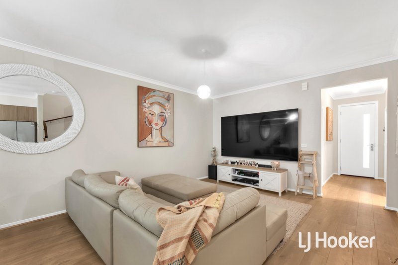 Photo - 18 Cadenza Walk, Tarneit VIC 3029 - Image 12