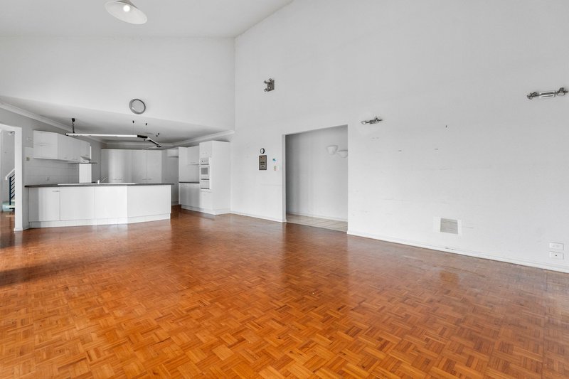 Photo - 18 Campbell Street, Bundall QLD 4217 - Image 9
