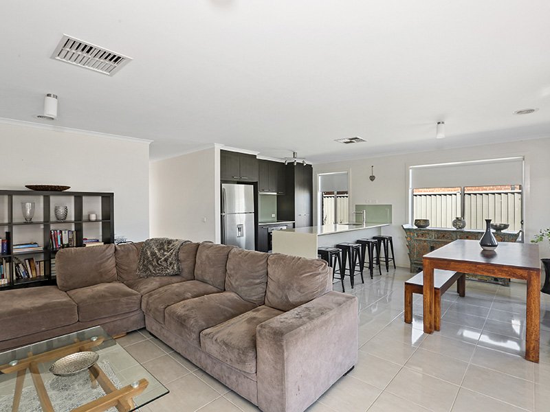 Photo - 18 Cape Barron Drive, Lara VIC 3212 - Image 3