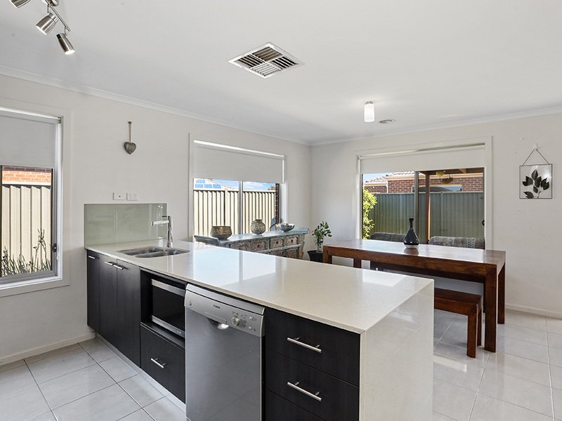 Photo - 18 Cape Barron Drive, Lara VIC 3212 - Image 4