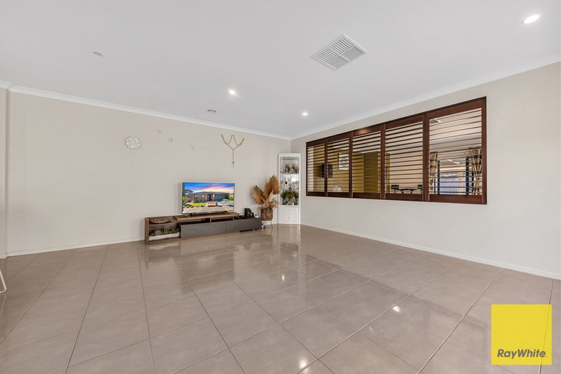 Photo - 18 Caraleena Drive, Tarneit VIC 3029 - Image 10