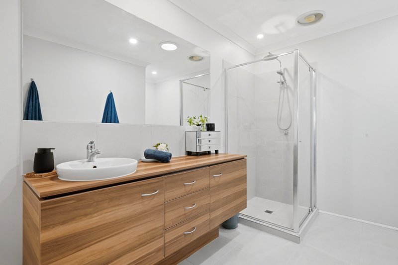 Photo - 18 Carbine Way, Lyndhurst VIC 3975 - Image 4
