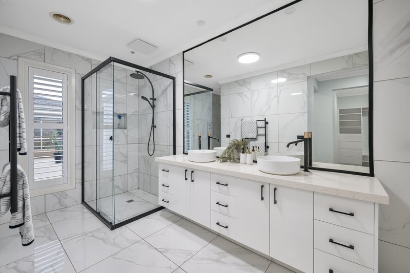 Photo - 18 Carisbrook Court, Taylors Hill VIC 3037 - Image 4