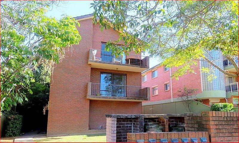 Photo - 1/8 Caroline Street, Westmead NSW 2145 - Image 1