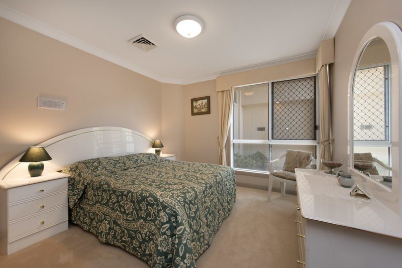 Photo - 18 Carrington Place, Carindale QLD 4152 - Image 7