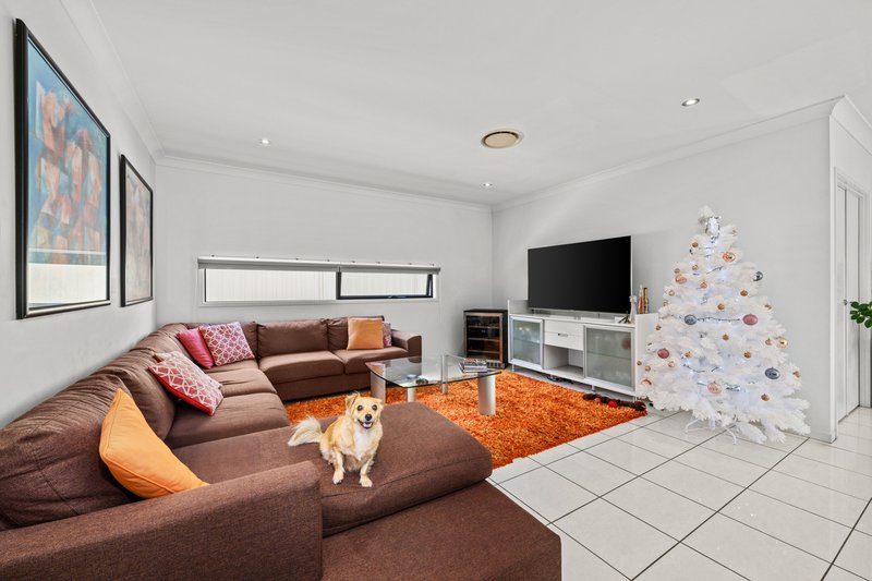 Photo - 18 Casuarina Drive, Molendinar QLD 4214 - Image 9