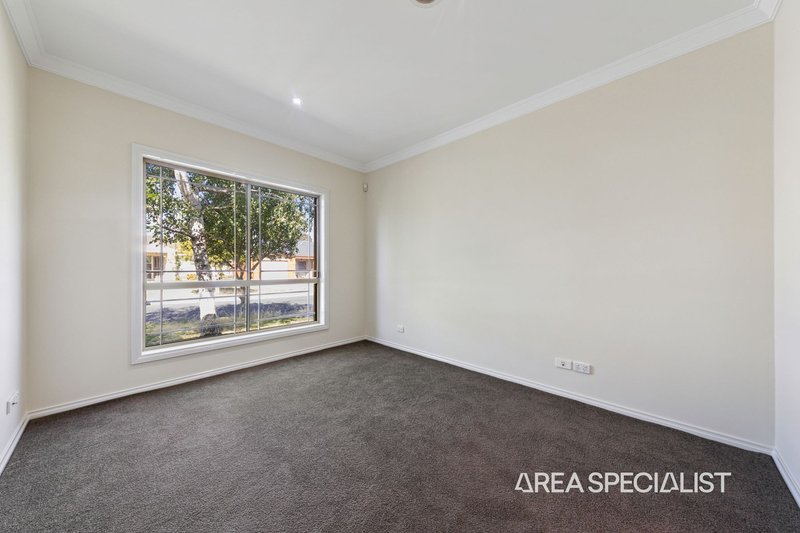 Photo - 18 Catherine Place, Pakenham VIC 3810 - Image 3