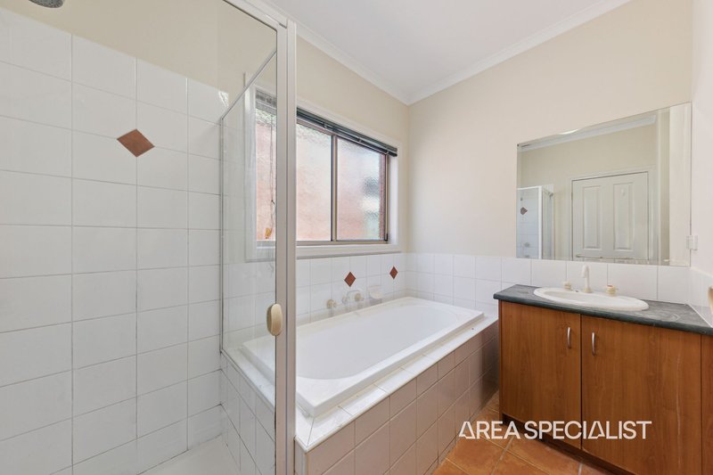 Photo - 18 Catherine Place, Pakenham VIC 3810 - Image 4