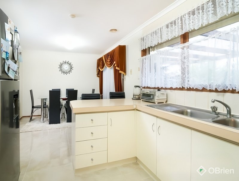 Photo - 18 Cheryl Court, Hampton Park VIC 3976 - Image 6