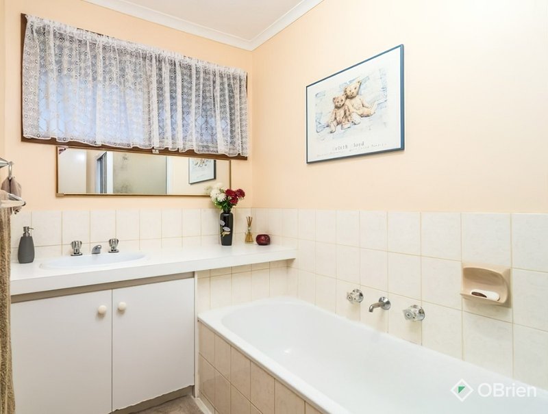 Photo - 18 Cheryl Court, Hampton Park VIC 3976 - Image 8