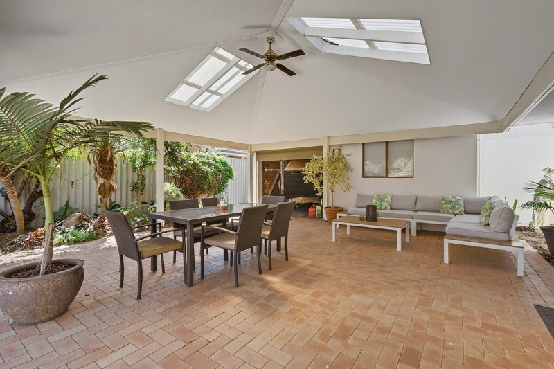 Photo - 18 Chesters Way, Winthrop WA 6150 - Image 2