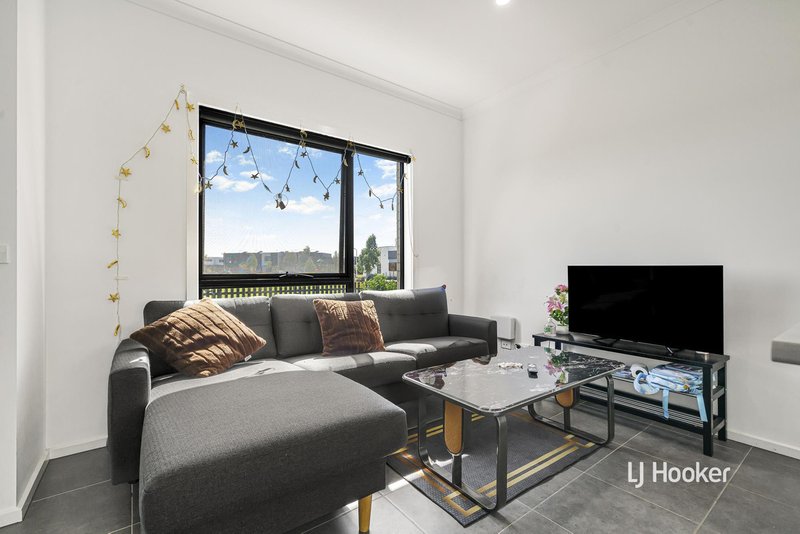 Photo - 18 Chive Walk, Tarneit VIC 3029 - Image 2